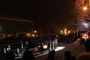 neuschoenau, alemania - 5 de enero de 2019 - celebración de la noche de lousnacht con el espíritu del bosque waldgeister en el pueblo de baviera foto