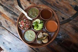 salsas de comida mexicana y chili foto