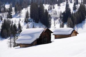 cabaña de madera en el fondo de la nieve del invierno foto