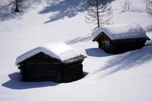 cabaña de madera en el fondo de la nieve del invierno foto