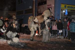 neuschoenau, alemania - 5 de enero de 2019 - celebración de la noche de lousnacht con el espíritu del bosque waldgeister en el pueblo de baviera foto