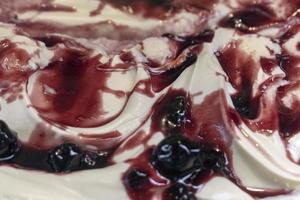 detalle de helado italiano de cereza negra foto