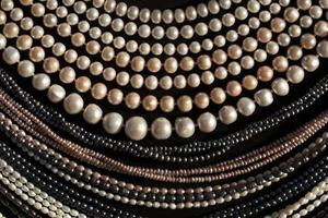 Pendientes de collar de perlas joyas en un puesto de exhibición en un mercado de tiendas foto