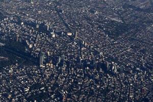 panorama de la vista aérea del área de la ciudad de méxico desde el avión foto