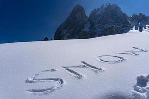 nieve escribiendo en la nieve foto