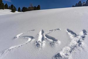 cielo escribiendo en la nieve foto