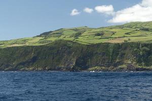 vista del acantilado de las azores de la isla de faial desde el panorama del mar foto