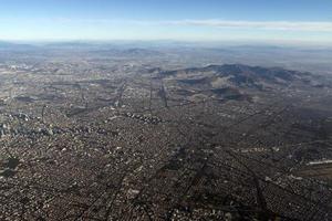 panorama de la vista aérea del área de la ciudad de méxico desde el avión foto