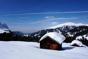 dolomitas nieve panorama gran paisaje cabaña cubierta de nieve foto