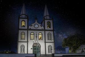 antigua iglesia del pueblo de madalena isla pico azores en la noche foto