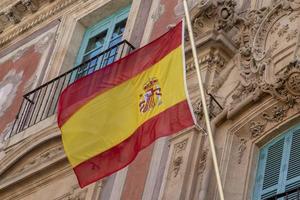 ondeando la bandera española en la construcción foto