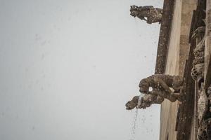 lonja de la seda de valencia edificio gárgolas bajo la lluvia foto