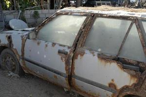 viejo coche abandonado en depósito de chatarra en baja california sur mexico foto