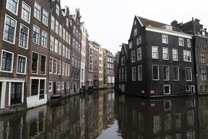 edificios del casco antiguo de amsterdam foto