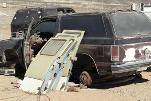 viejo coche abandonado en depósito de chatarra en baja california sur mexico foto