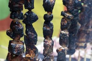 muchas brochetas asadas barbacoa foto