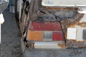 viejo coche abandonado en depósito de chatarra en baja california sur mexico foto