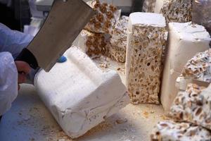 turrón a la venta en el mercado de italia foto