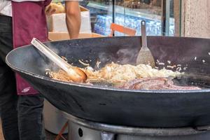 salchicha mientras se cocina en barbacoa foto