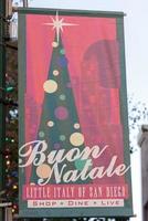 san diego, estados unidos- 4 de diciembre de 2015 - cartel de feliz navidad en little italy foto