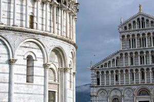 cúpula de pisa y torre inclinada vista detallada de primer plano foto