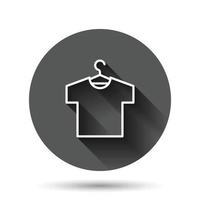 icono de camiseta en estilo plano. ilustración de vector de ropa casual sobre fondo redondo negro con efecto de sombra larga. concepto de negocio de botón de círculo de desgaste de polo.