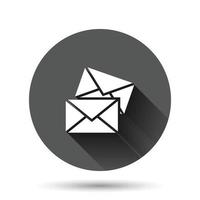 icono de mensaje de correo electrónico en estilo plano. ilustración de vector de documento de correo sobre fondo redondo negro con efecto de sombra larga. concepto de negocio de botón de círculo de correspondencia de mensaje.