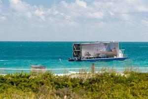 miami, usa - 2 de febrero de 2017 - publicidad en bote para personas que se relajan en el paseo marítimo de miami beach promenade foto