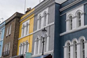 portobello road londres calle coloridos edificios foto