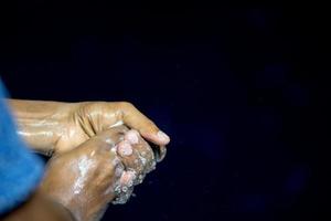 manos negras hombre lavado limpieza foto
