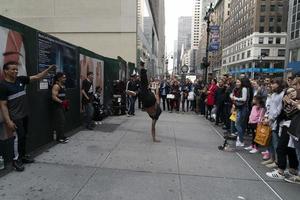 Nueva York, EE.UU. - 7 de mayo de 2019 - bailarina de break en la Quinta Avenida foto