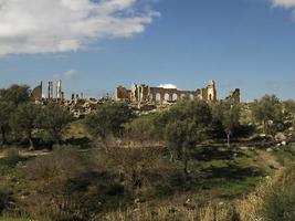 ruinas romanas de volubilis en marruecos: las ruinas romanas mejor conservadas ubicadas entre las ciudades imperiales de fez y meknes foto