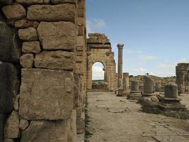 ruinas romanas de volubilis en marruecos: las ruinas romanas mejor conservadas ubicadas entre las ciudades imperiales de fez y meknes foto