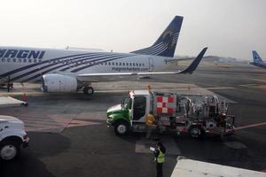 París, Francia - 6 de marzo de 2018 - aeropuerto de París aterrizando y cargando carga y pasajeros foto