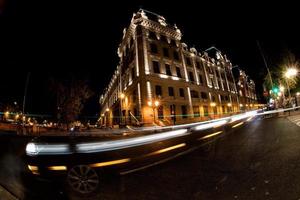 Pistas de luz de coche en París por la noche. foto
