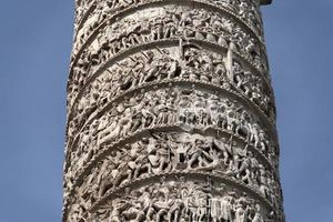 columna de marco aurelio en roma piazza colonna place foto