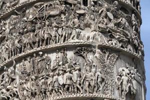 columna de marco aurelio en roma piazza colonna place foto