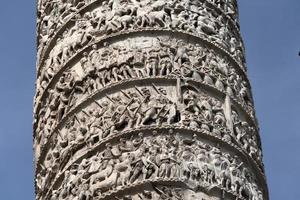 columna de marco aurelio en roma piazza colonna place foto