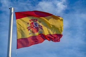 ondeando la bandera española en el cielo foto