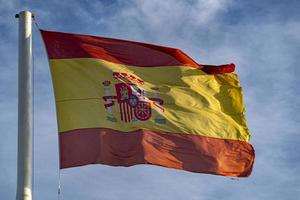 ondeando la bandera española en el cielo foto