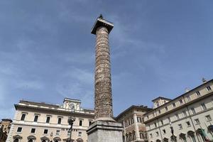 columna de marco aurelio en roma piazza colonna place foto