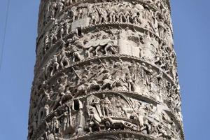 columna de marco aurelio en roma piazza colonna place foto