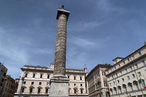 columna de marco aurelio en roma piazza colonna place foto