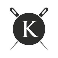 logotipo de sastre de letra k, combinación de aguja e hilo para bordado, textil, moda, tela, plantilla de tela vector