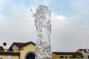 chorro de agua detalle aislado en el cielo foto