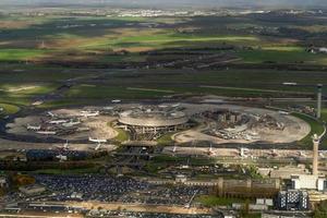 París, Francia - 7 de noviembre de 2019 - Aeropuerto de París CDG aterrizando y cargando carga y pasajeros foto