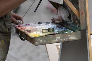 paleta de pintor artista mientras pinta en praga foto