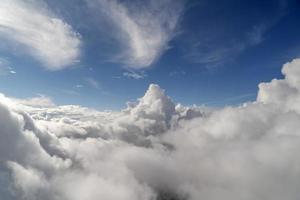 cielo nublado desde la ventana del avión mientras volaba foto