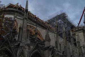 notre dame parís en restauración foto