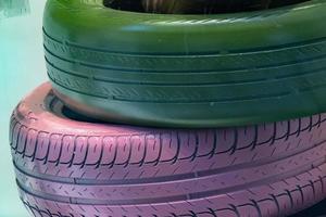 neumáticos de coche de muchos colores